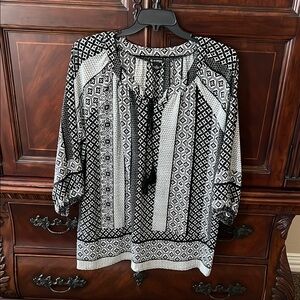 New Directions Black and White Graphic 3/4 Sleeve Blouse